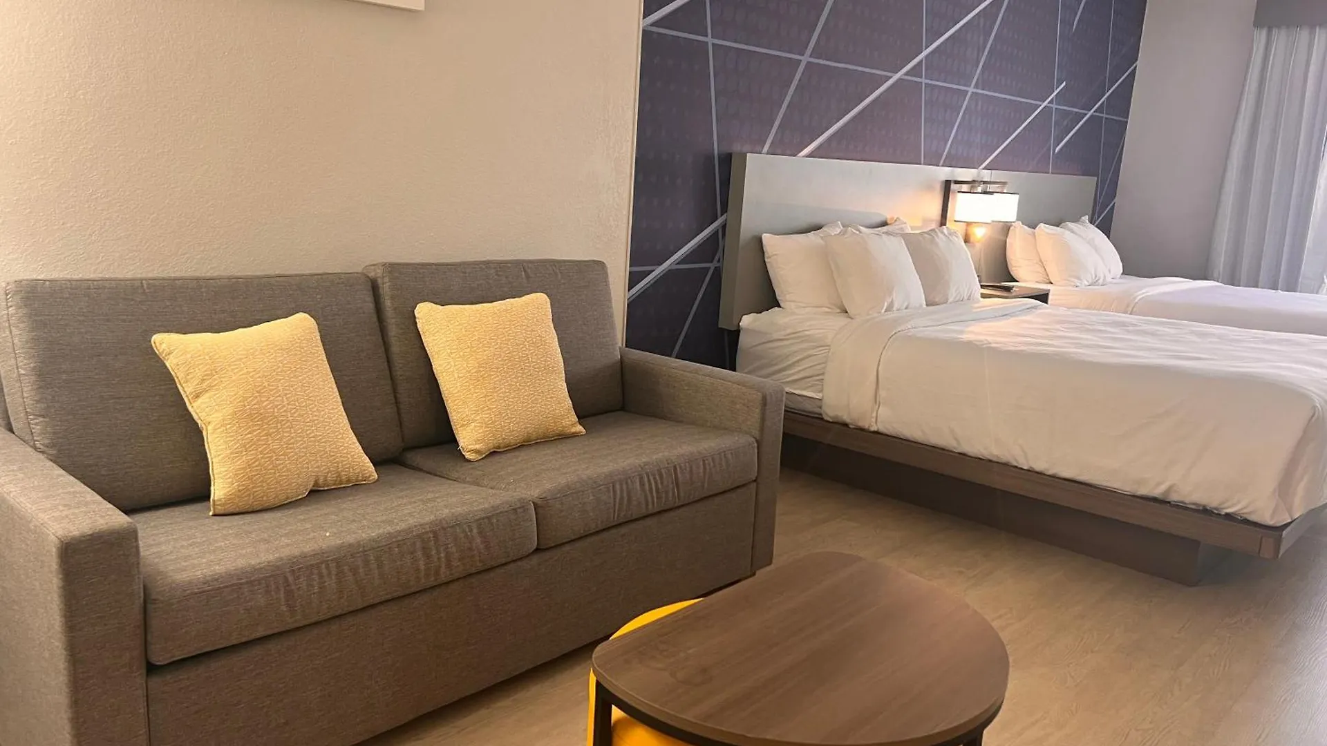 Hotel Comfort Suites Louisville Airport