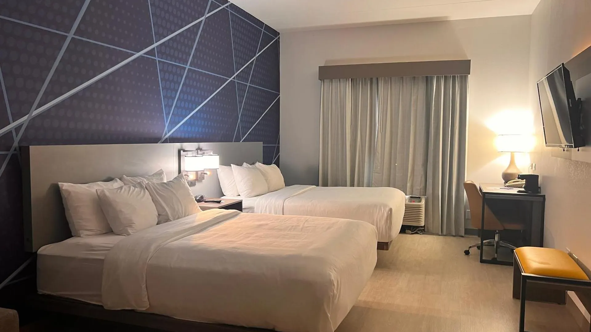 Hotel Comfort Suites Louisville Airport