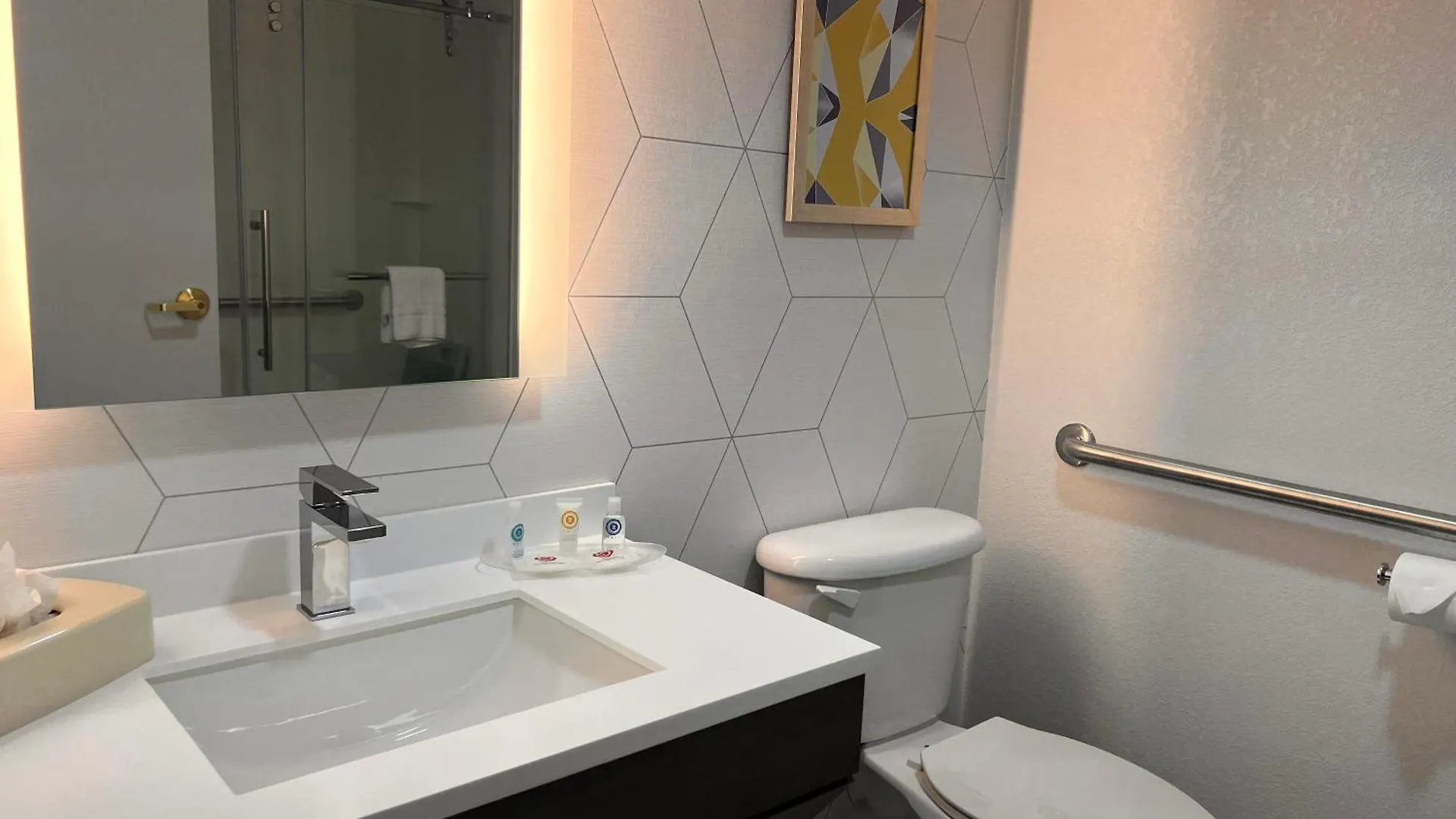 Comfort Suites Louisville Airport Hotel